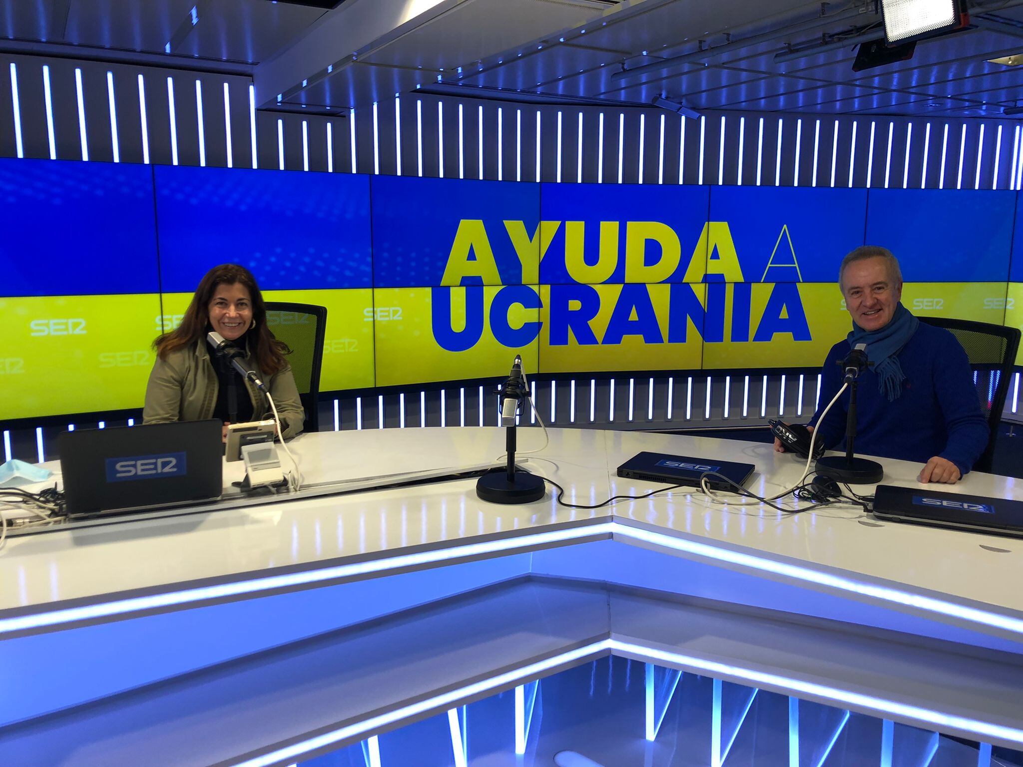 La presentadora Marta González Novo, junto al actor Carlos Hipólito