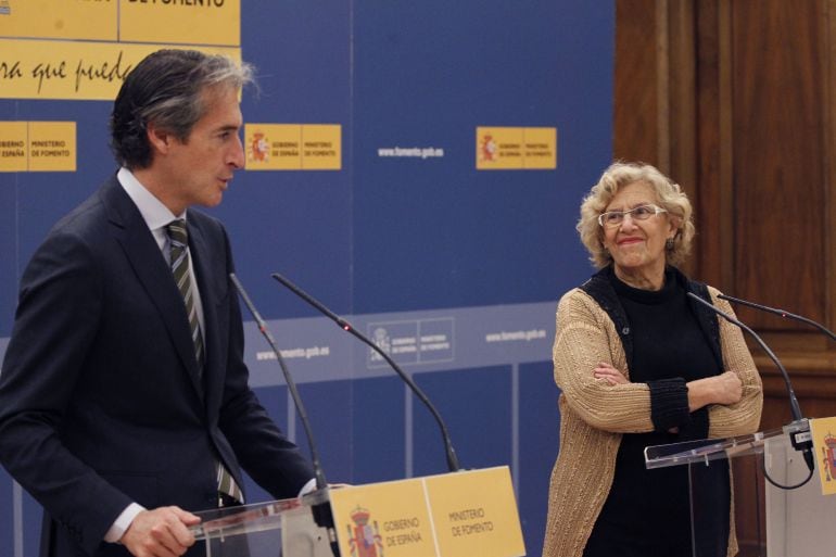 GRA191. MADRID, 30-112016.- El ministro de Fomento, Íñigo Gómez de la Serna (i), y la alcaldesa de Madrid, Manuela Carmena (d), durante la rueda de prensa conjunta que han ofrecido tras la reunión que han mantenido hoy en la sede del Ministerio, en la que