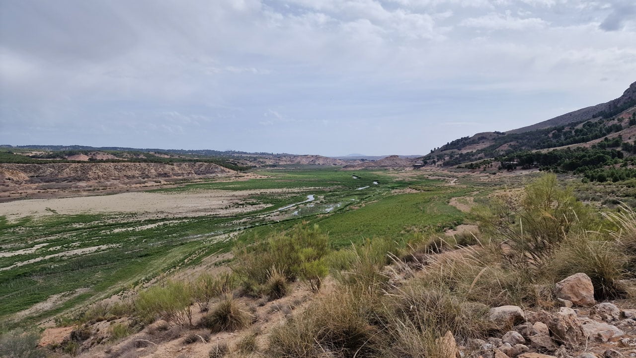 La cola del pantano del Negratín, en Zújar (Granada) sin agua