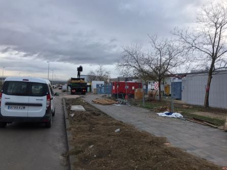 El Hospital Enfermera Isabel Zendal “está listo” para recibir este viernes a sus primeros pacientes, según el consejero de sanidad de la Comunidad de Madrid, pero un ciudadano sin autorización no puede pasar porque “no es una vía pública”. Eso repiten una y otra vez los guardias de seguridad que están trabajando en la puerta. “Es una vía en obras”, dicen. O tienes autorización, o solo puedes estar al otro lado del paso de cebra, a unos metros de la entrada principal del hospital.