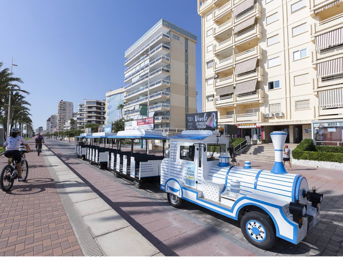 El trenet turístico de Gandia llega por primera vez hasta la playa de l'Auir