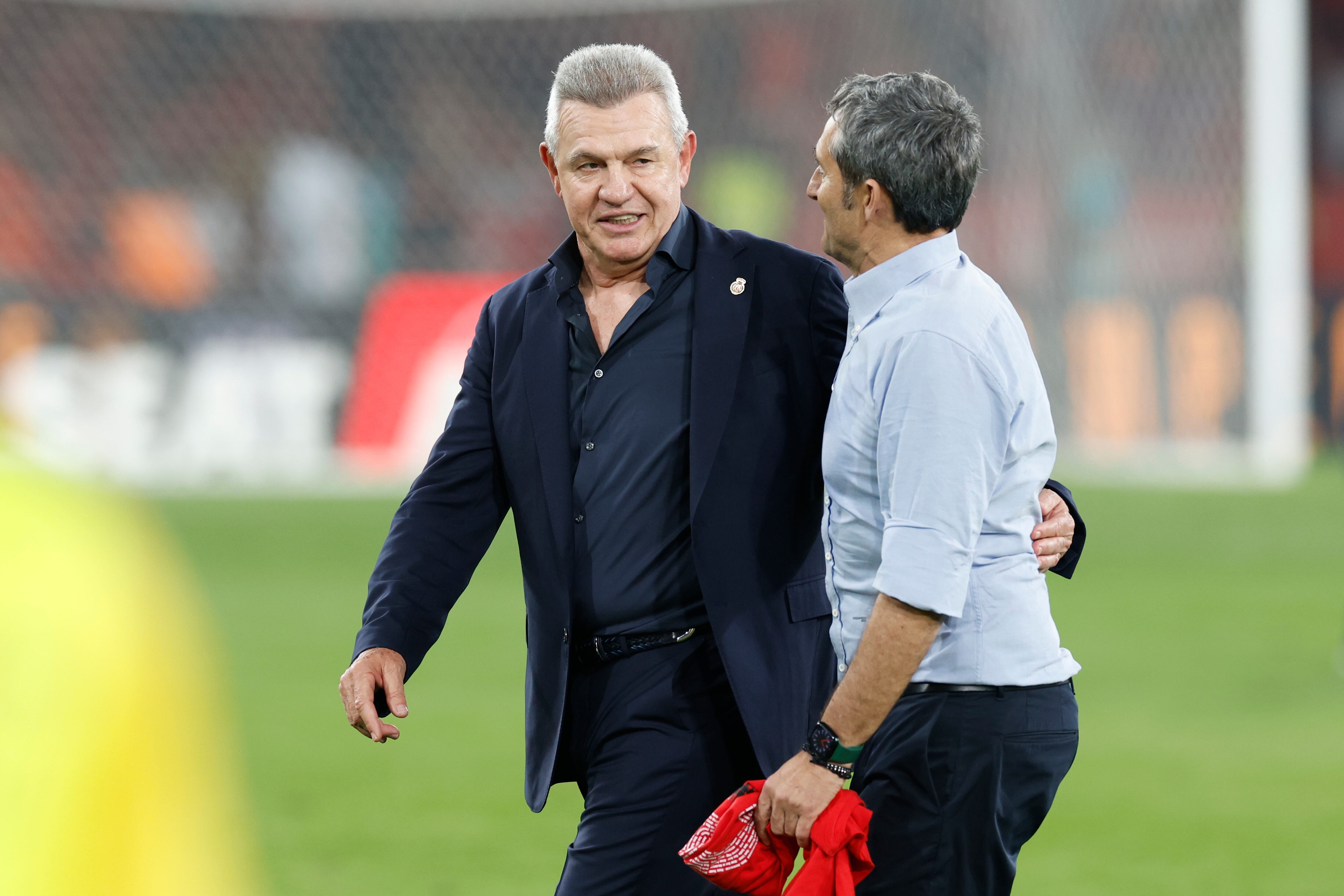 SEVILLA, 06/04/2024.- El entrenador del Mallorca, Javier Aguirre (i), felicita al del Athletic, Ernesto Valverde, tras la final de la Copa del Rey que han disputado hoy sábado en el estadio La Cartuja, en Sevilla. EFE/Julio Muñoz.
