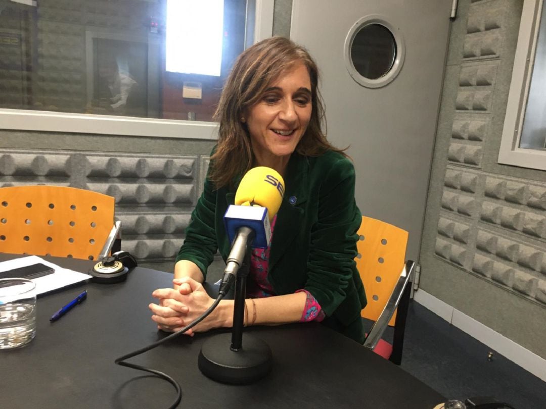 La conselleira de Educación, Universidade e Formación Profesional, Carmen Pomar, durante una entrevista en el estudio de Radio Vigo.