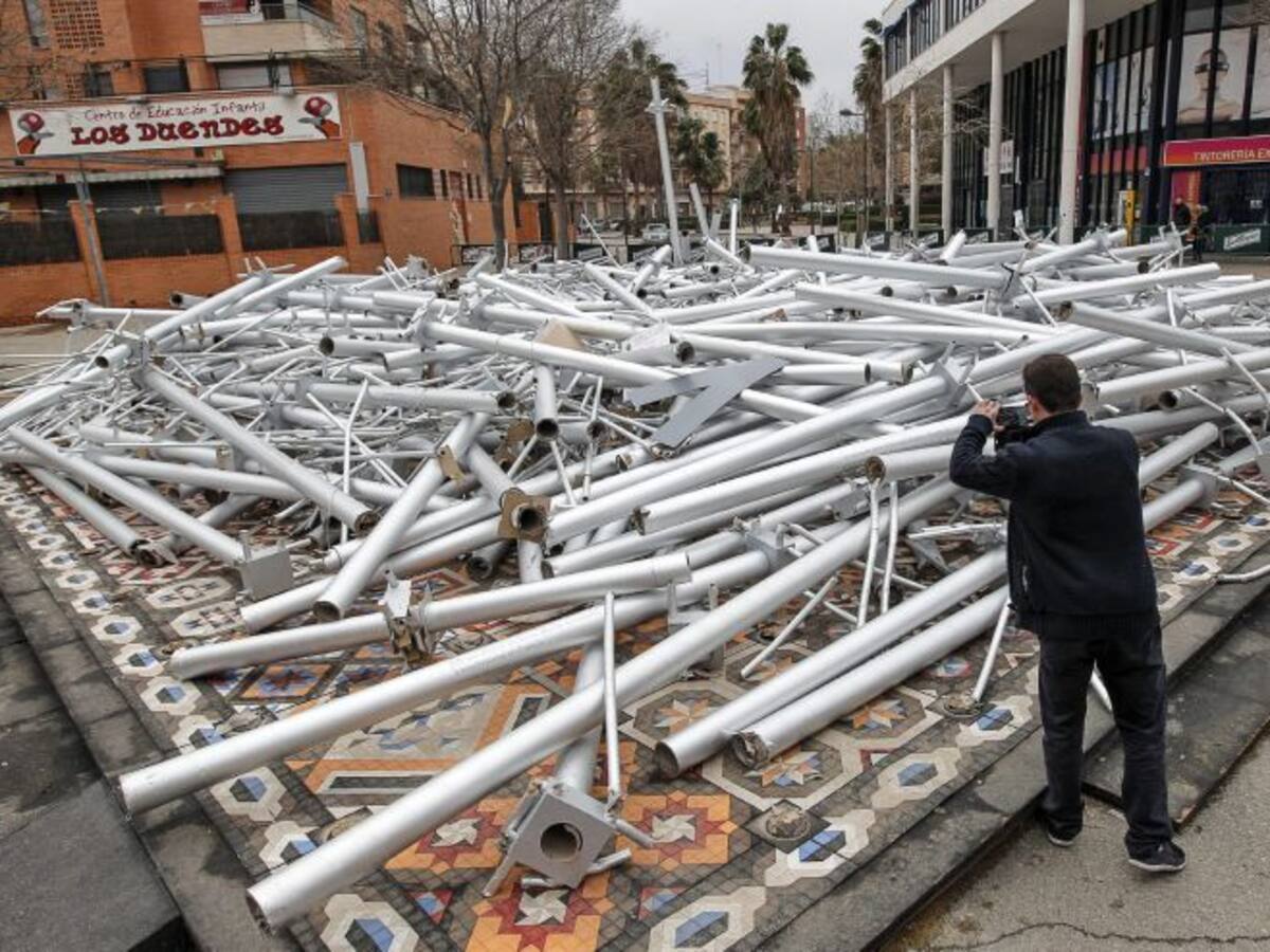El viento y la lluvia tumban la falla de Nou Campanar el día de la cremà
