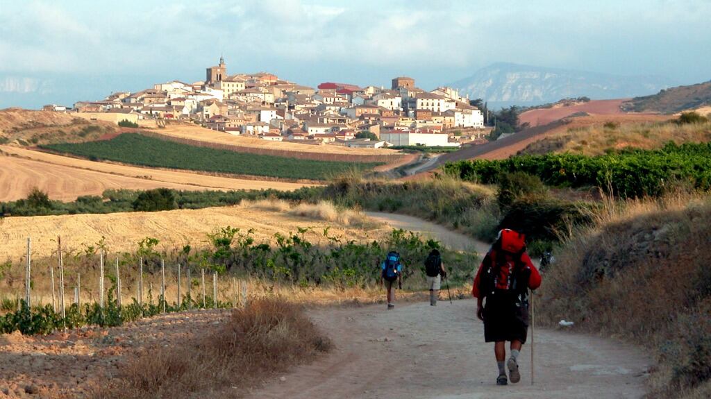 Peregrinos llegando a Cirauqui