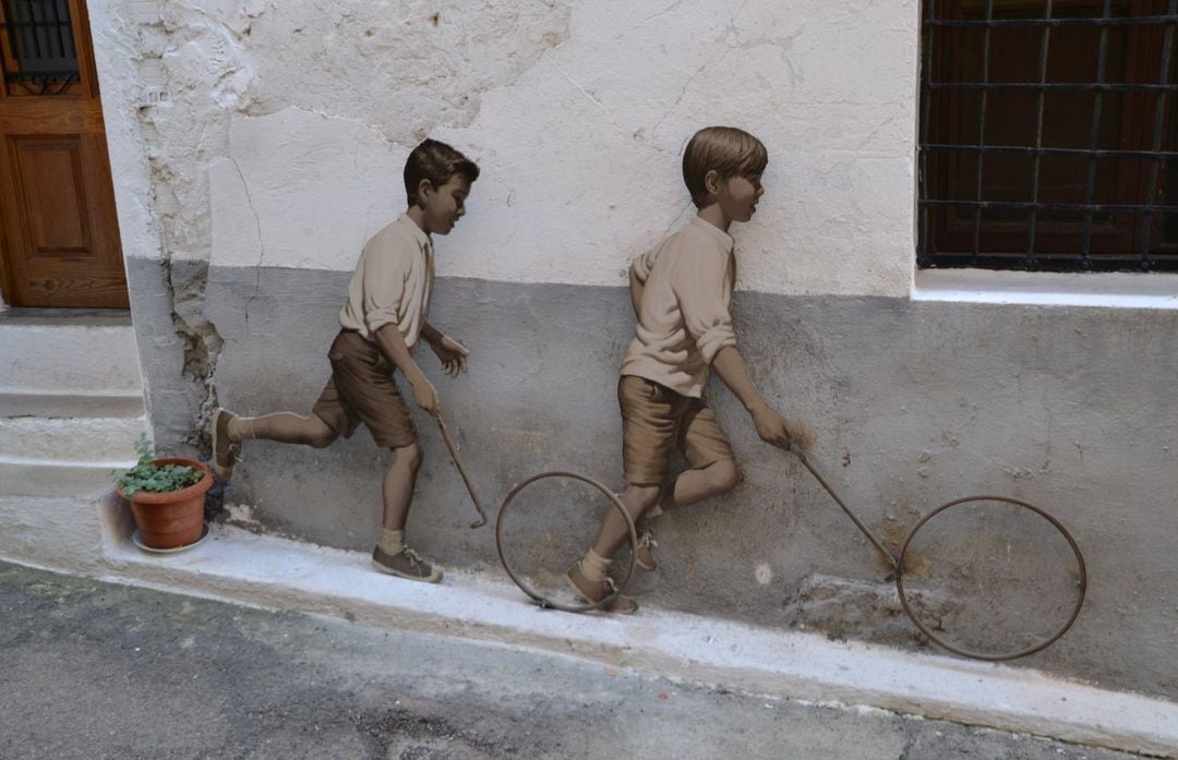 Recreación de juegos infantiles en el Paisaje Ilustrado del artista Luis Zafrilla en Cañete (Cuenca).