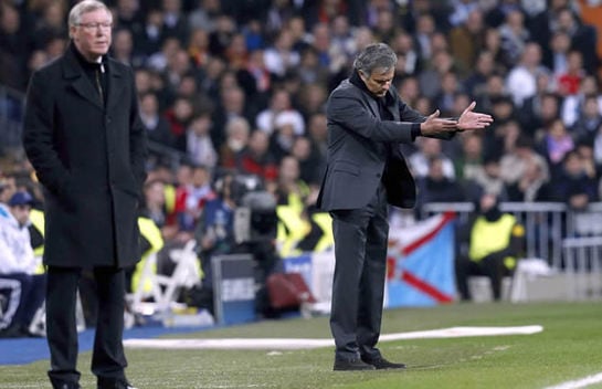 José Mourinho,d, y el entrenador del Manchester United, Alex Ferguson,iz., durante el partido de ida de los octavos de final de Liga de Campeones que el conjunto blanco disputa contra el Manchester United en el estadio Santiago