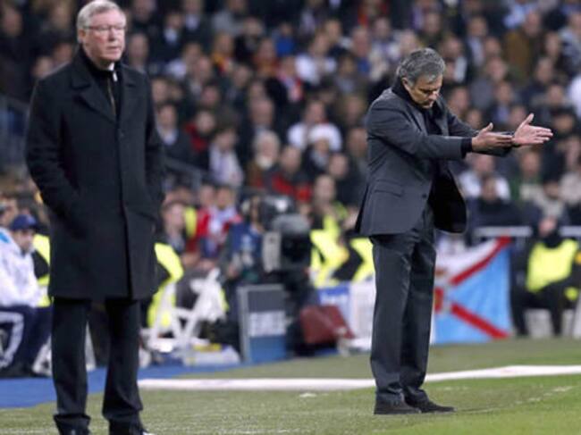 José Mourinho,d, y el entrenador del Manchester United, Alex Ferguson,iz., durante el partido de ida de los octavos de final de Liga de Campeones que el conjunto blanco disputa contra el Manchester United en el estadio Santiago