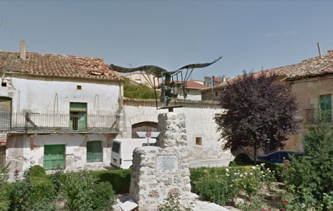 El monumento en Coruña del Conde a su hijo más afamado, el pionero de la aviación mundial, Diego Marín Aguilera.