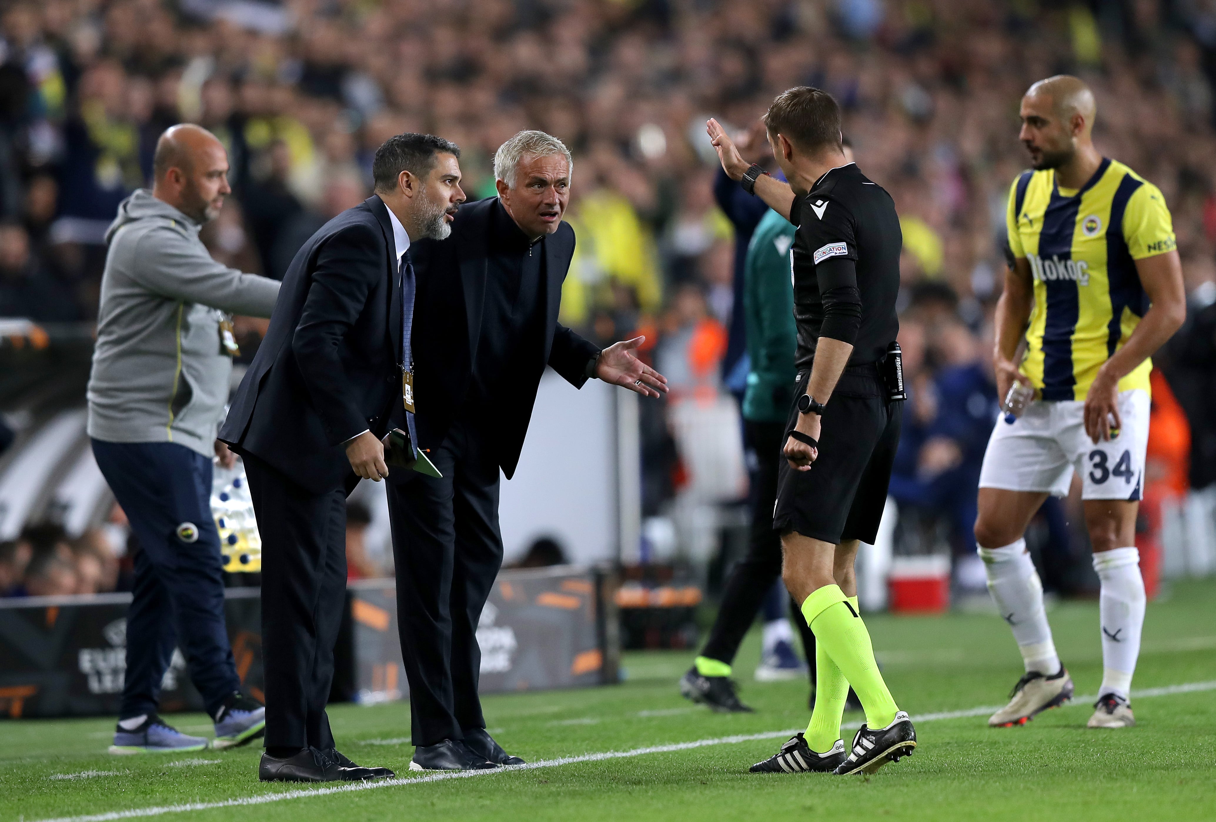 Mourinho protesta al árbitro un posible penalti.