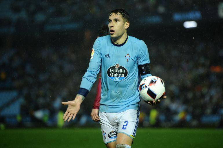 Hugo Mallo en un momento del partido ante el Alavés