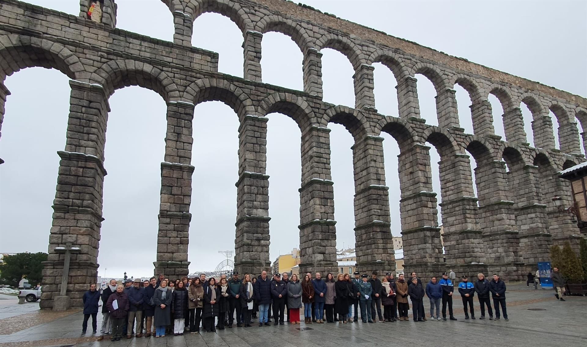 Minuto de silencio convocado en Segovia ante el Acueducto por el accidente de Adamuz