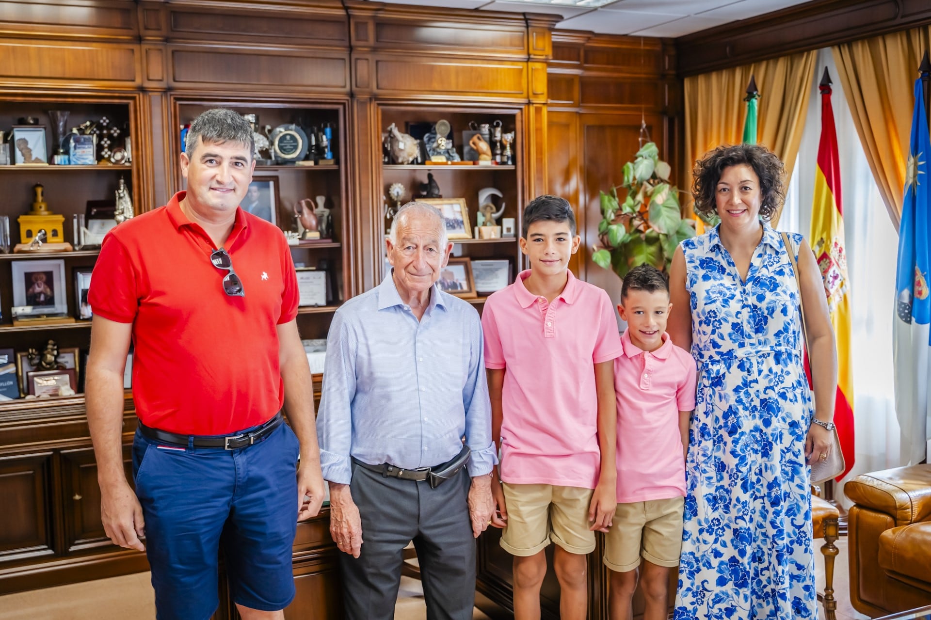 El alcalde de Roquetas de Mar con el joven futbolista.