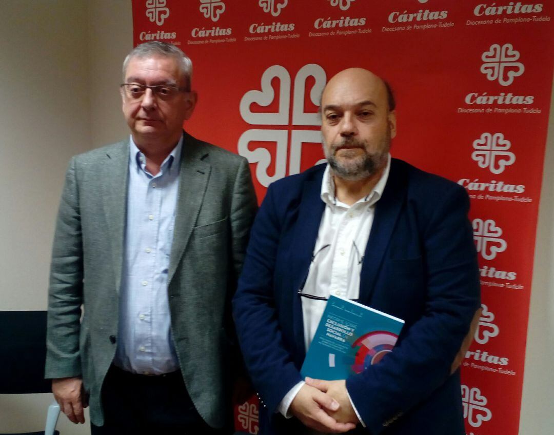 Ángel Iriarte (izda), delegado de Cáritas en Navarra, y Guillermo Fernández Maíllo, coordinador del informe Foessa, en la sede de la ONG en Pamplona