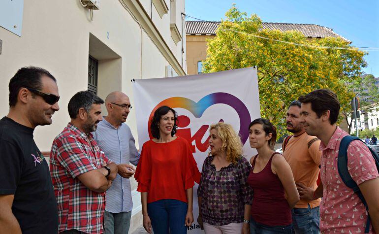 La candidata Eva García Sempere, número dos al congreso en la lista de Unidos Podemos, explica las medidas sociales de su formación junto a los concejales del ayuntamiento de Málaga, Eduardo Zorrilla y Remedios Ramos, y el candidato número cinco al Congre