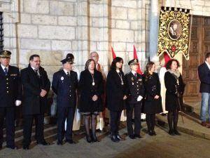 Las autoridades que acudieron a la plaza del ayuntamiento de Ponferrada