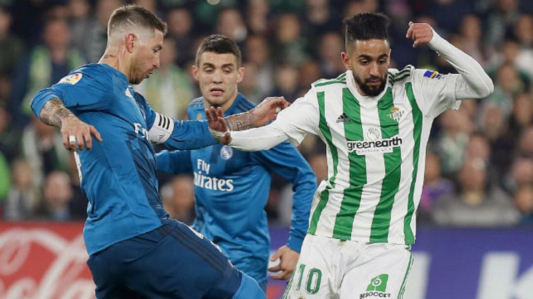 Ryad Boudebouz en un partido con la camiseta del Betis frente al Real Madrid.