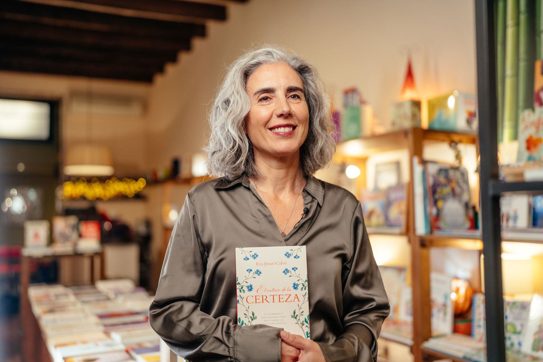 Eva Jover, con un ejemplar del libro que presentará este jueves