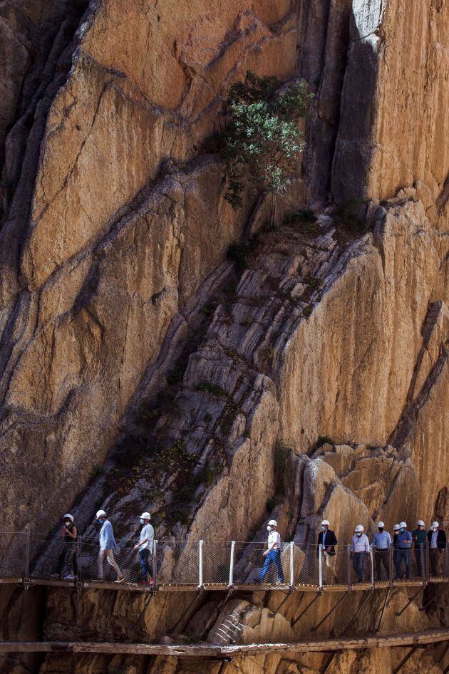 El presidente de la Diputación de Málaga, Francisco Salado, junto a los alcaldes de los municipios de Álora, Antequera, Ardales y Valle de Abdalajis entre otros representantes políticos, han asistido a la reapertura de El Caminito del Rey, un sendero con una pasarela colgante de casi 3 kilómetros que alcanza 105 metros de altura en el Desfiladero de los Gaitanes (Málaga), que volverá a abrir este viernes con 8.000 entradas vendidas, aunque solo podrá acoger a la mitad de su aforo habitual -550 personas diarias- por la crisis sanitaria de la COVID-19, hoy en el sendero sur de Álora (Málaga)