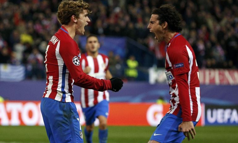 Griezmann y Tiago celebran el gol del francés al PSV.