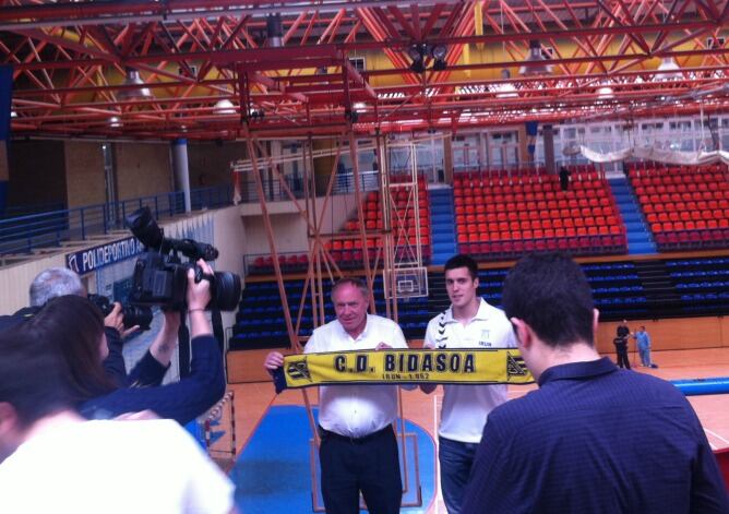 El central oriotarra Jon Azkue y el presidente de Bidasoa, José Ángel Sodupe, posan para los medios gráficos esta mañana en Artaleku