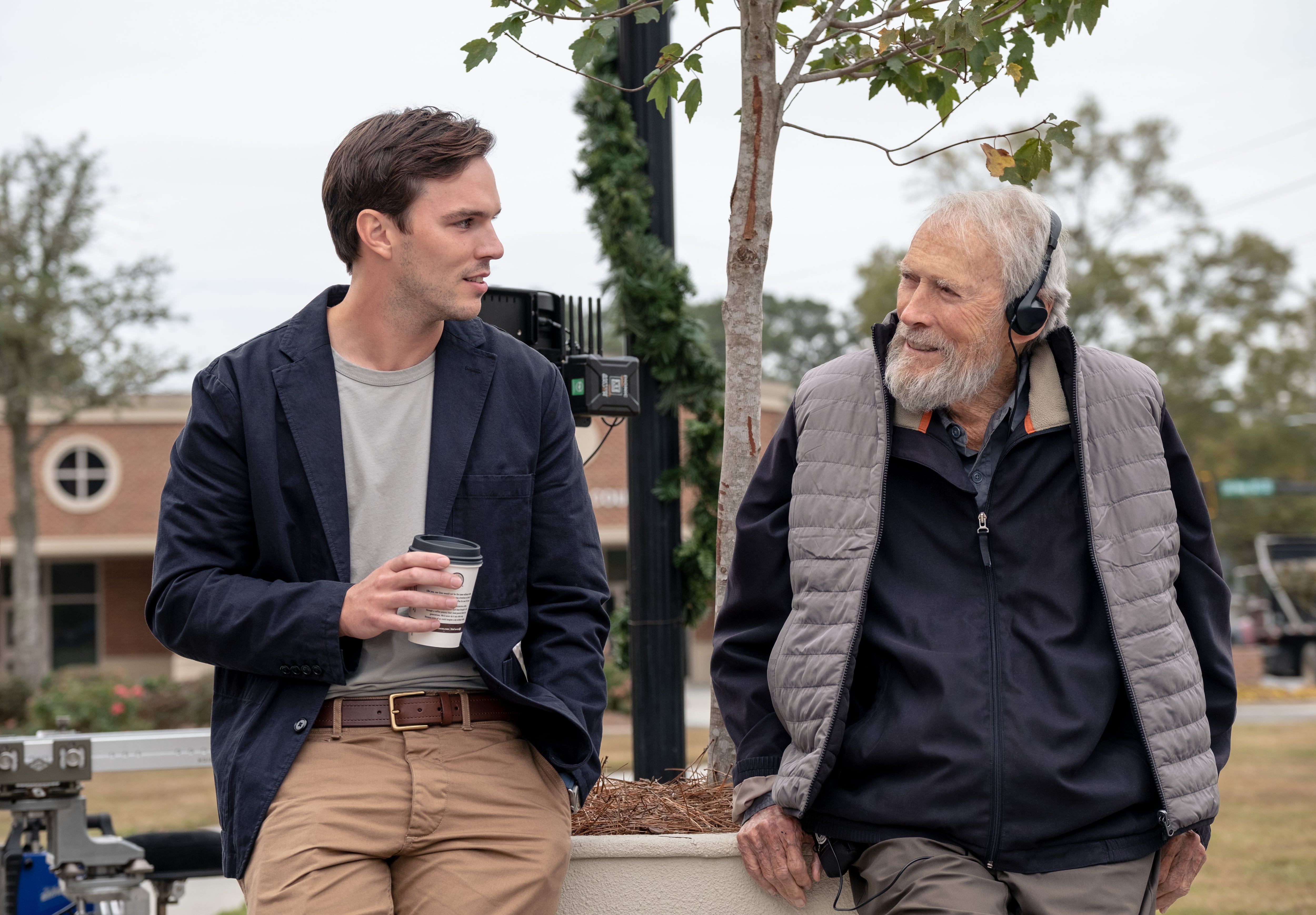 Clint Eastwood con el actor Nicholas Hoult en el rodaje de Jurado Nº 2