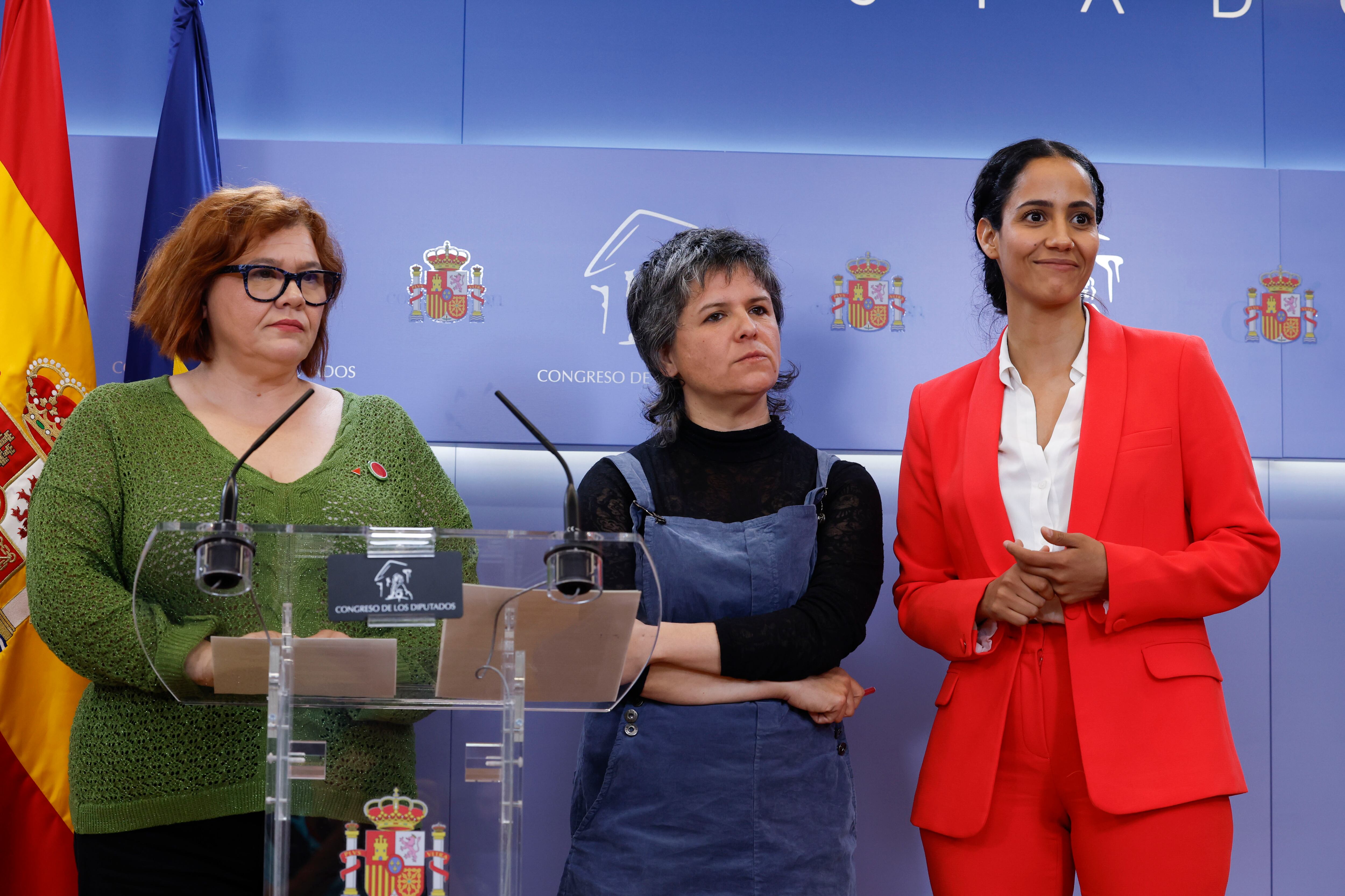 Las diputadas de Sumar Engracia Rivera, Gala Pin y Teslem Andala Ubbi (i a d), durante la rueda de prensa que han ofrecido este martes en el Congreso.