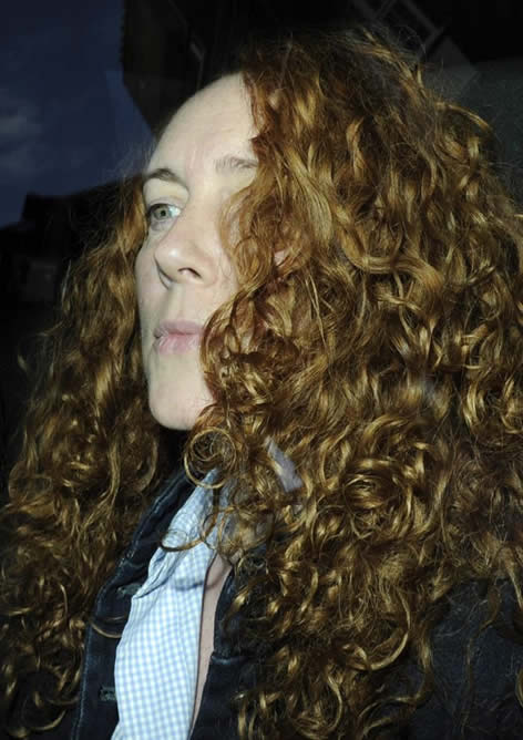 Rebekah Brooks, consejera delegada de News International y exdirectora del periódico sensacionalista &#039;News of the World&#039;, dimitió este viernes a raíz del escándalo de las escuchas ilegales practicadas por el tabloide dominical cuando era su directora