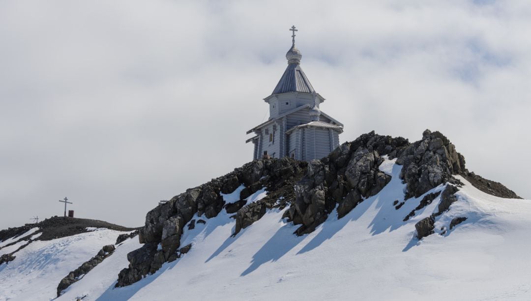 Iglesia de madera en la estación antártica rusa de Bellingshausen.