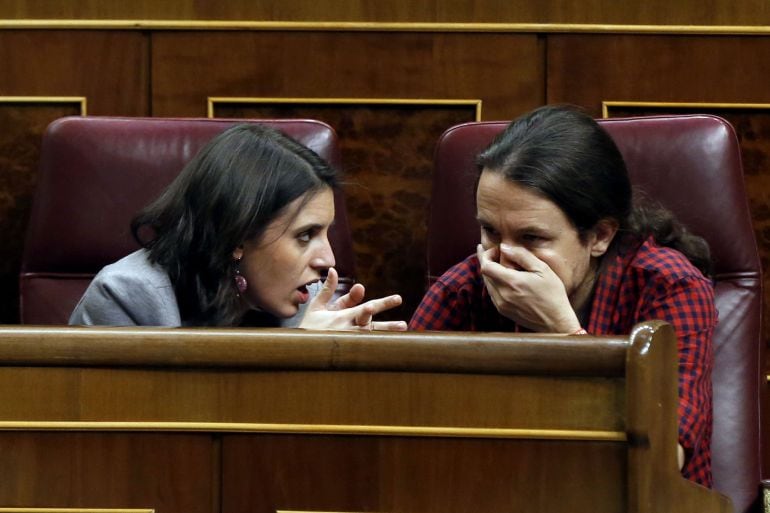 La portavoz adjunta de Podemos, Irene Montero, (en la foto junto a Pablo Iglesias) calificó como &#039;Machirulo&#039; a uno de los diputados del PP tras un rifi-rafe en el Congreso