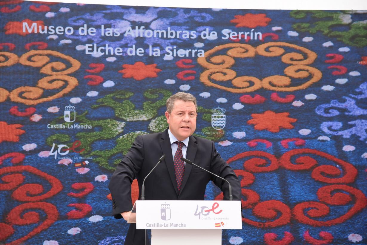 El presidente regional en Elche de la Sierra durante la inauguración del Museo de las Alfombras de Serrín