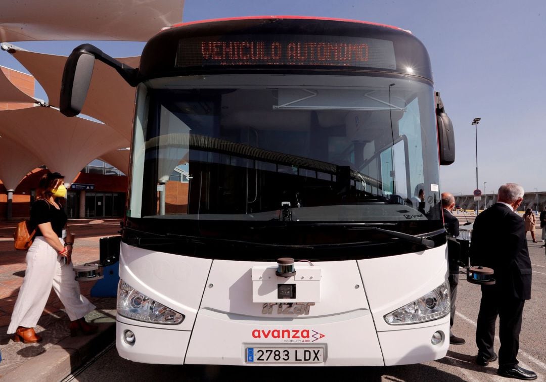 Vista frontal del autobús urbano autónomo &quot;automost&quot;, el primer autobús sin conductor que operará en Europa en un entorno real y de interacción empezará a funcionar este sábado en Málaga