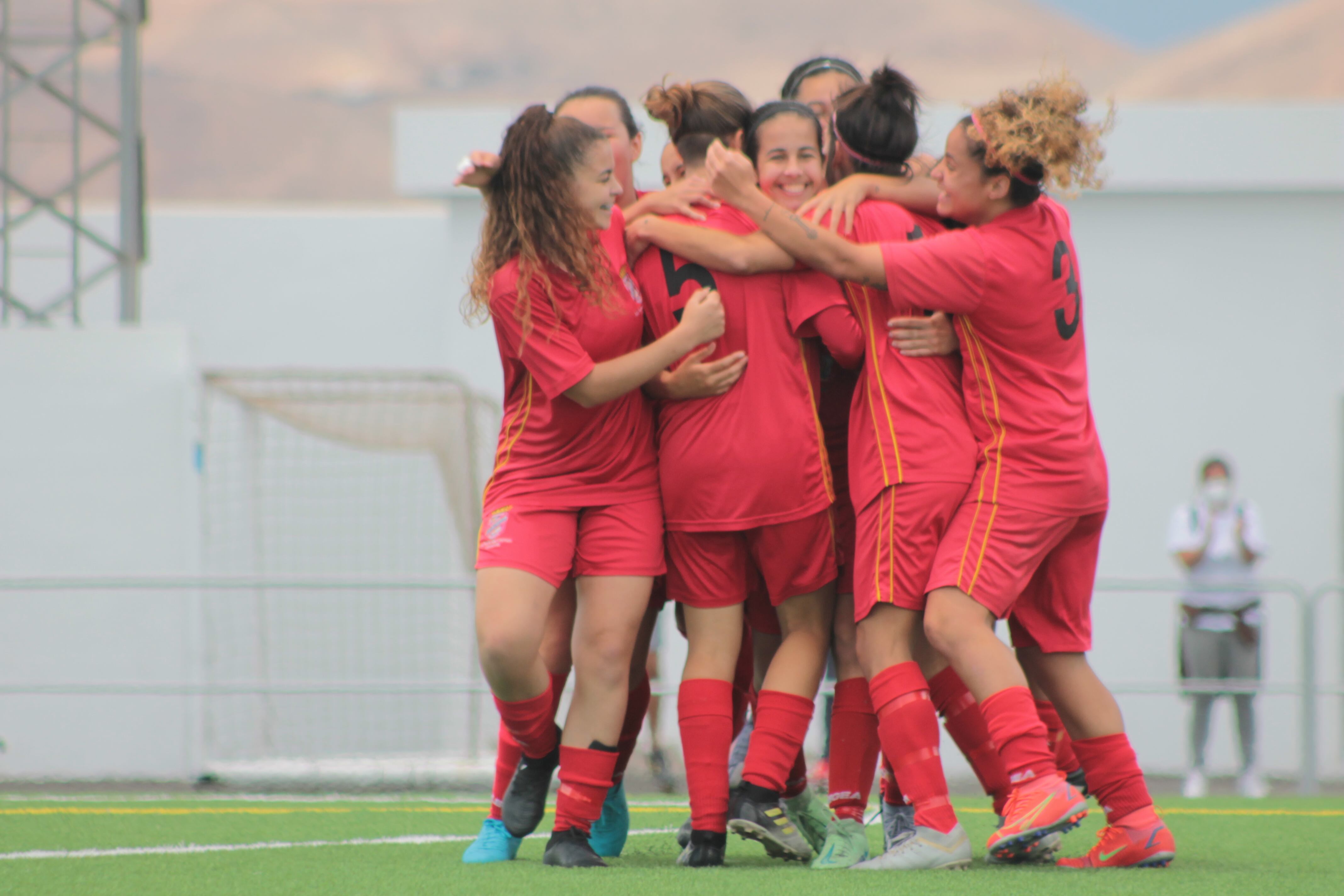 Las jugadoras del FC Puerto del Carmen celebrando la victoria.