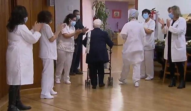 Araceli, de 96 años, tras recibir la vacuna de Pfizer en Guadalajara.