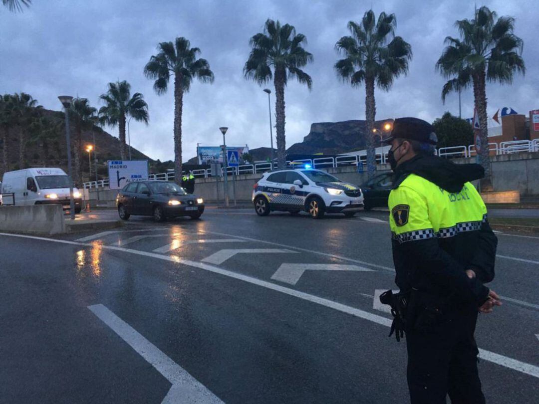 Policía Local Petrer en servicio durante el confinamiento perimetral