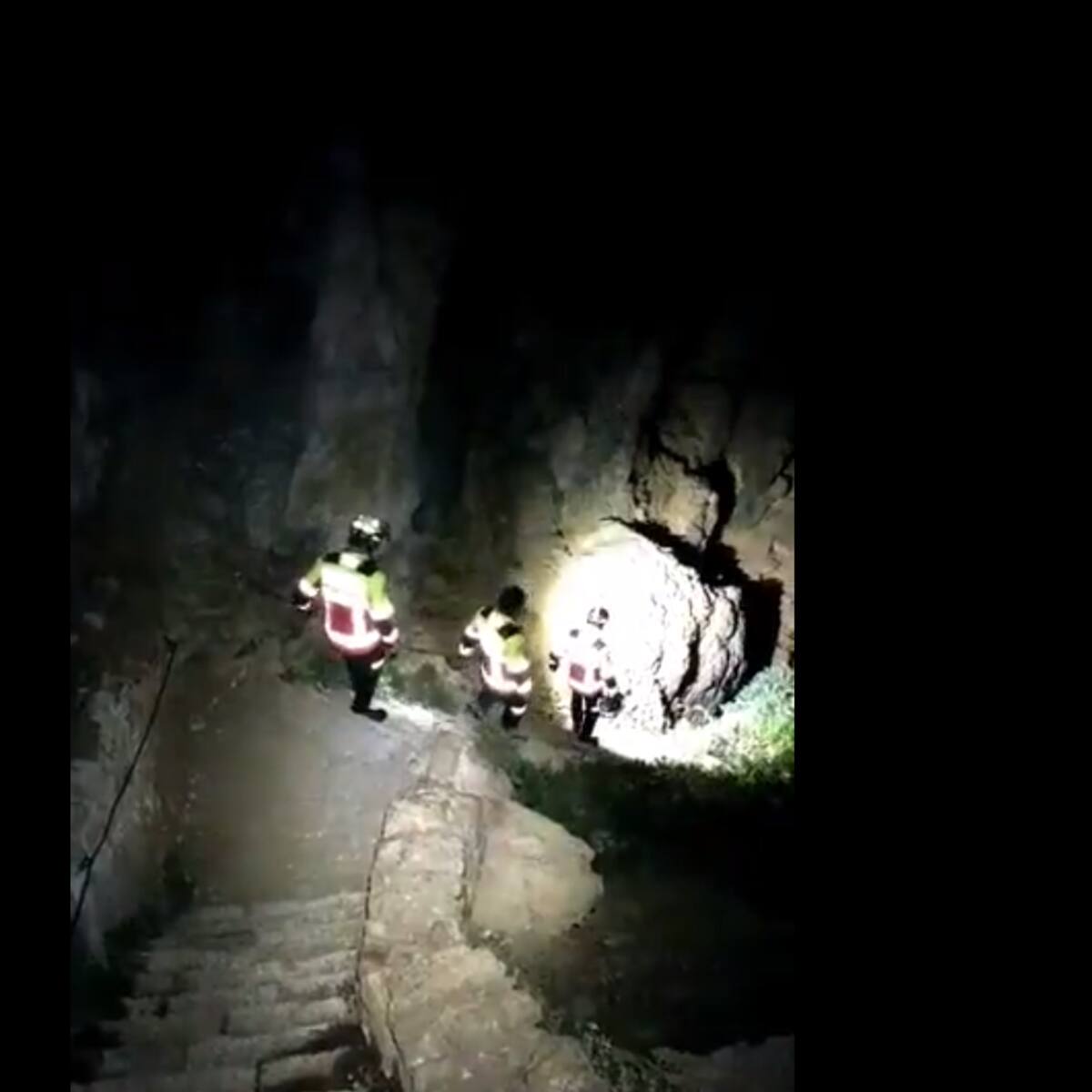 El 112 rescata a dos jóvenes en el Faro del Caballo, en Santoña, por la noche