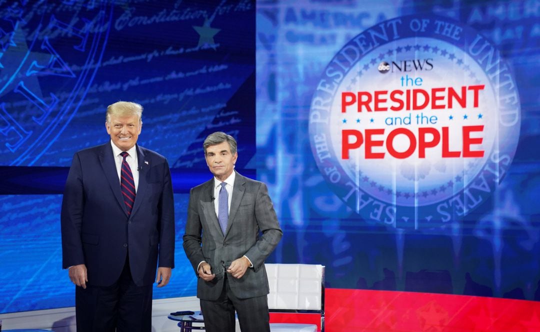 El presidente Donald Trump junto al periodista George Stephanopoulos.