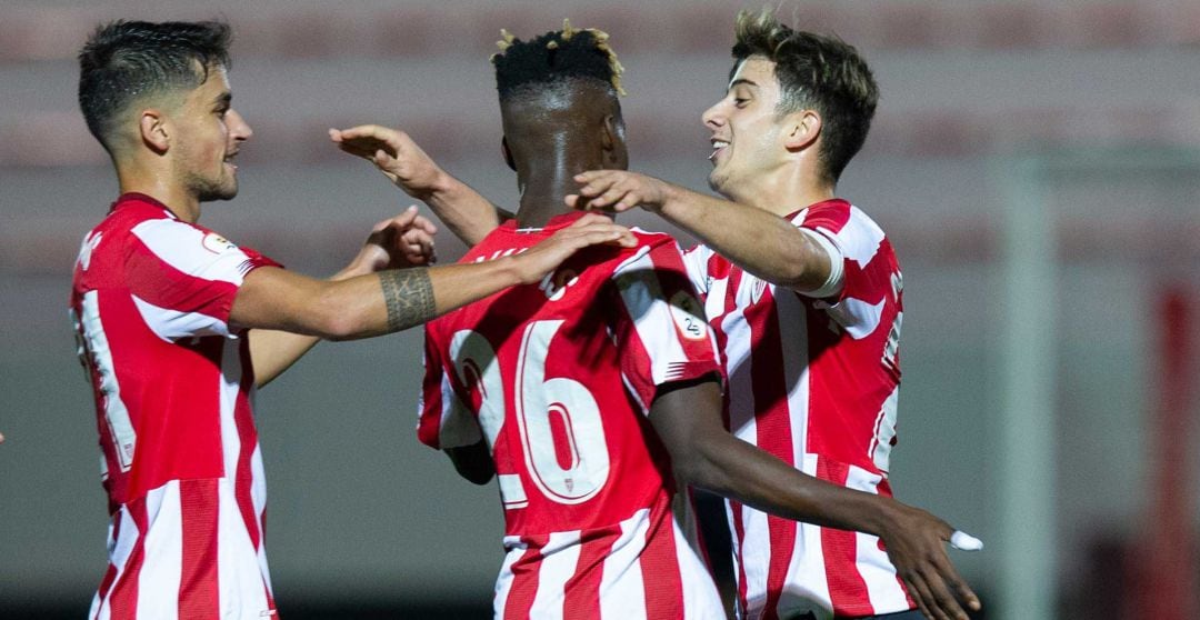 Los jugadores celebran un gol con el Bilbao Athletic