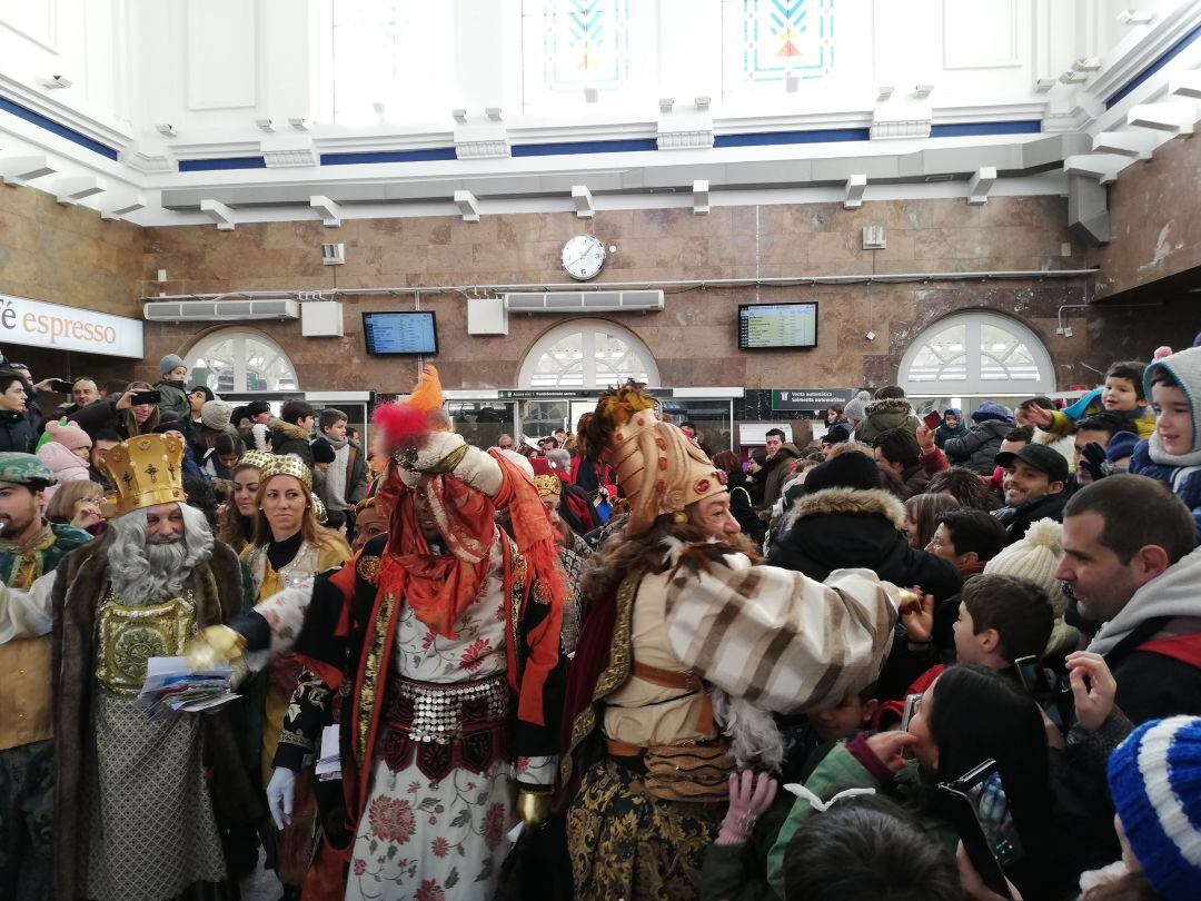 Los Reyes Magos a su llegada a la estación de Vitoria