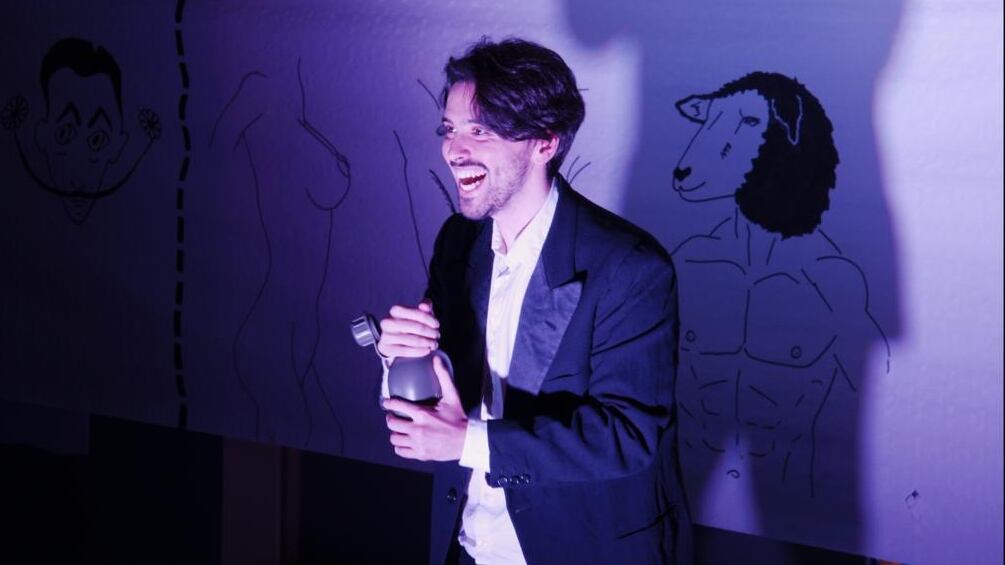 En la obra de teatro David Iñesta representa a Telmo, un hombre que quiere ser niño otra vez.