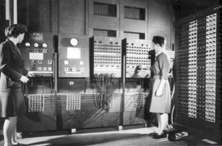 Betty Jennings y Frances Bilas manejando el panel de control principal del ENIAC.