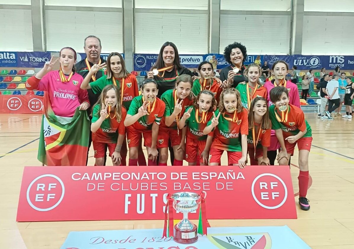 Las jugadoras del Pavía posan con la copa de España.