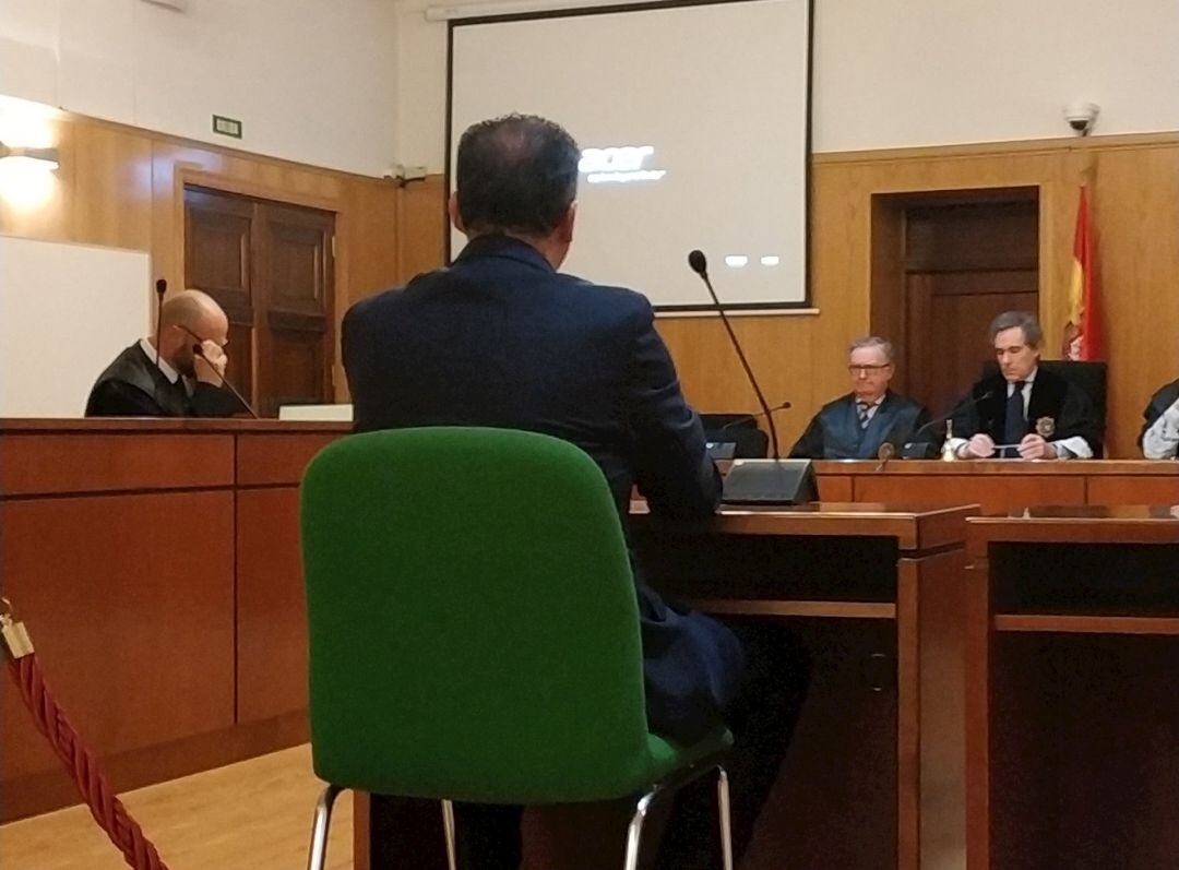 El funcionario policial absuelto, durante el juicio celebrado en la Audiencia de Valladolid
