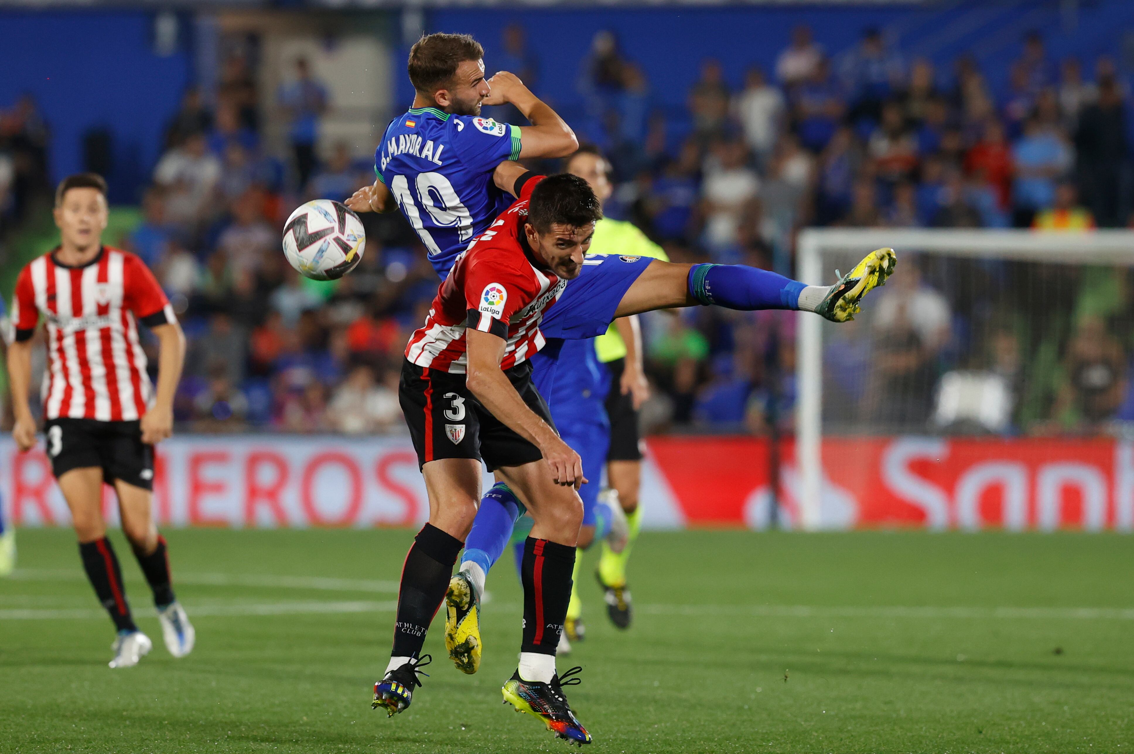 GETAFE, 18/10/2022.- El defensa del Athletic Club, Dani Vivian (i), disputa el balón ante el delantero del Getafe, Borja Mayoral, durante el encuentro correspondiente a la jornada décima de primera división disputado hoy martes en el Coliseum Alfonso Pérez, en la localidad madrileña. EFE / Juan Carlos Hidalgo.
