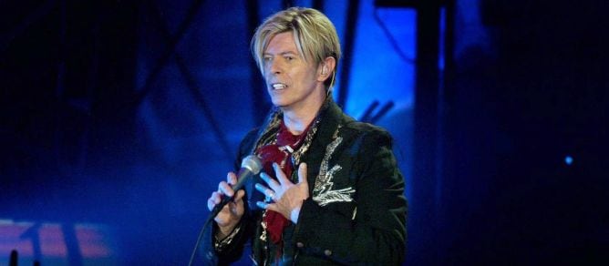 David Bowie durante una actuación en Rotterdam en octubre de 2003