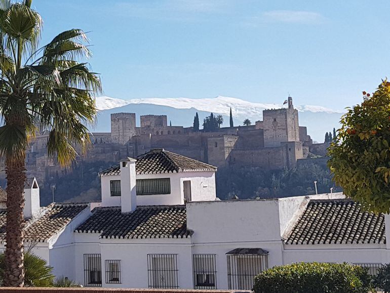 Vista de la Alhambra desde el parque Huerto del Carlos en el Albaicín, en Granada