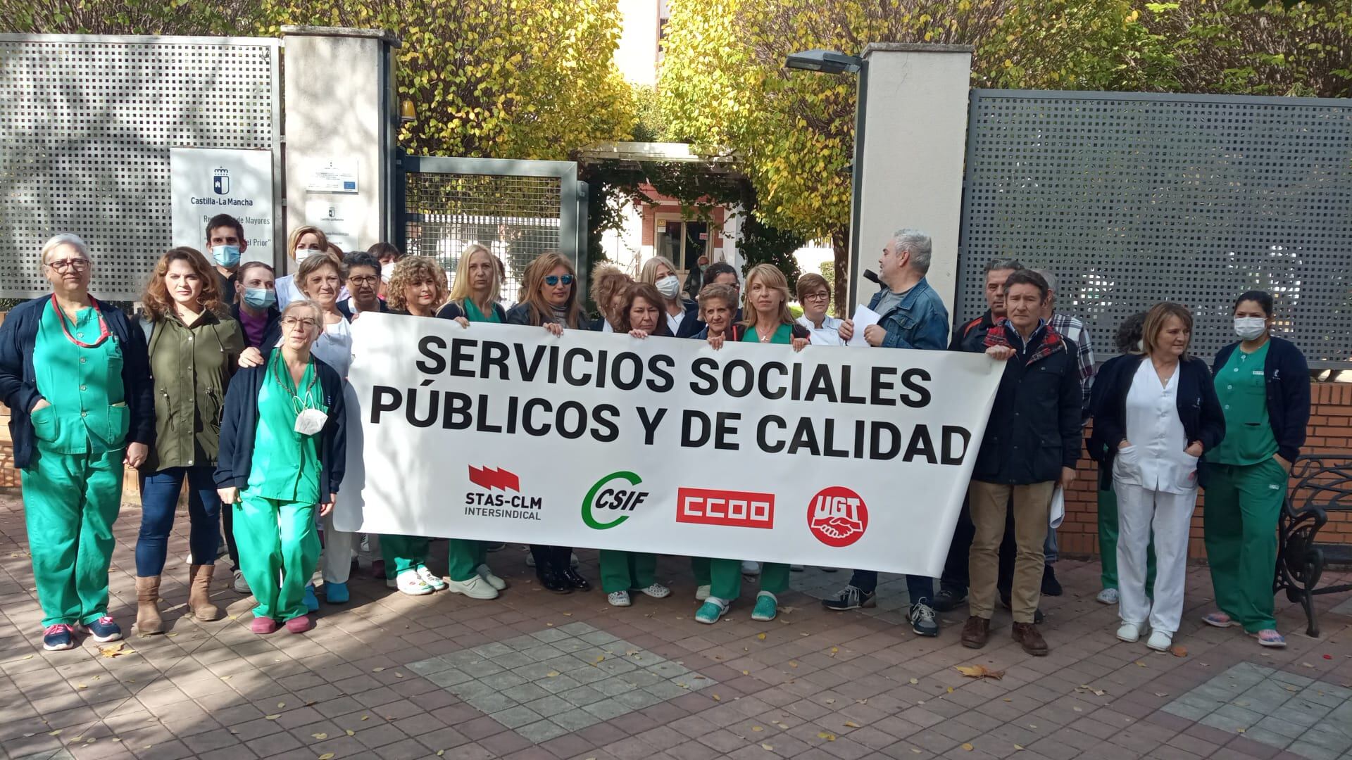 Comité de empresa de Bienestar Social en Ciudad Real concentrado a las puertas de la Residencia Pocitas del Prior