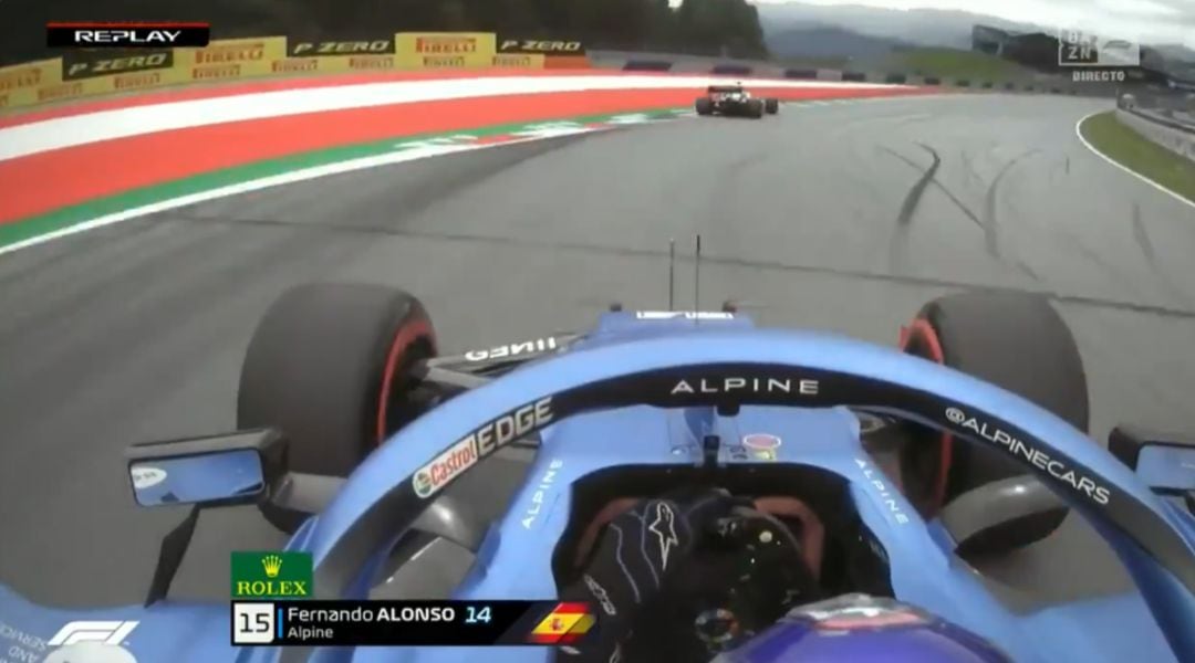 Kimi Raikkonen se cruza en el camino de Fernando Alonso en los libres