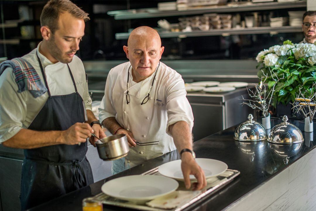 Toño Pérez al mando del Restaurante Atrio. Toño Pérez explicando alguno de sus secretos en la cocina.