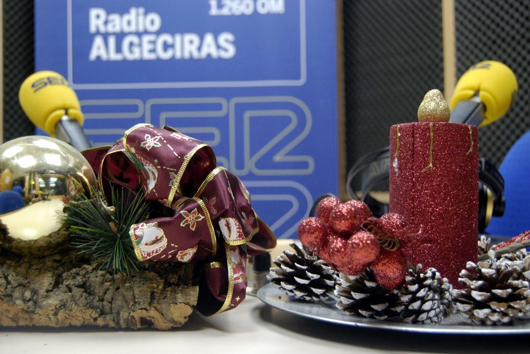 El navideño estudio de Radio Algeciras.